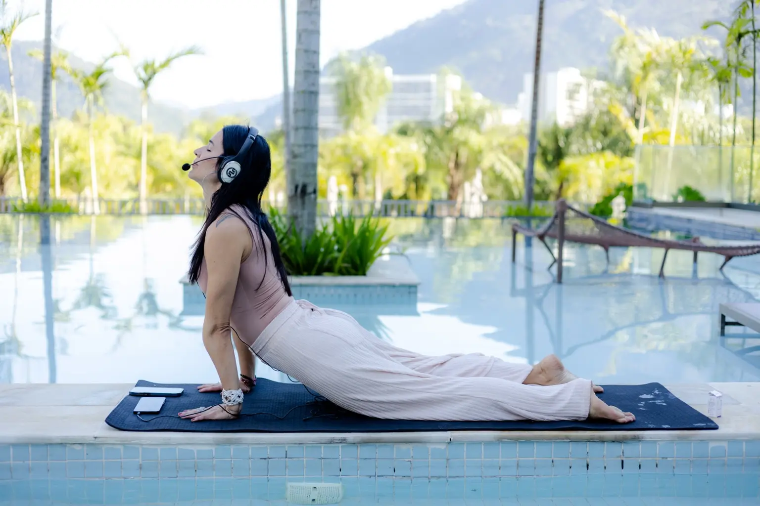 Dany praticando yoga em um ambiente aberto