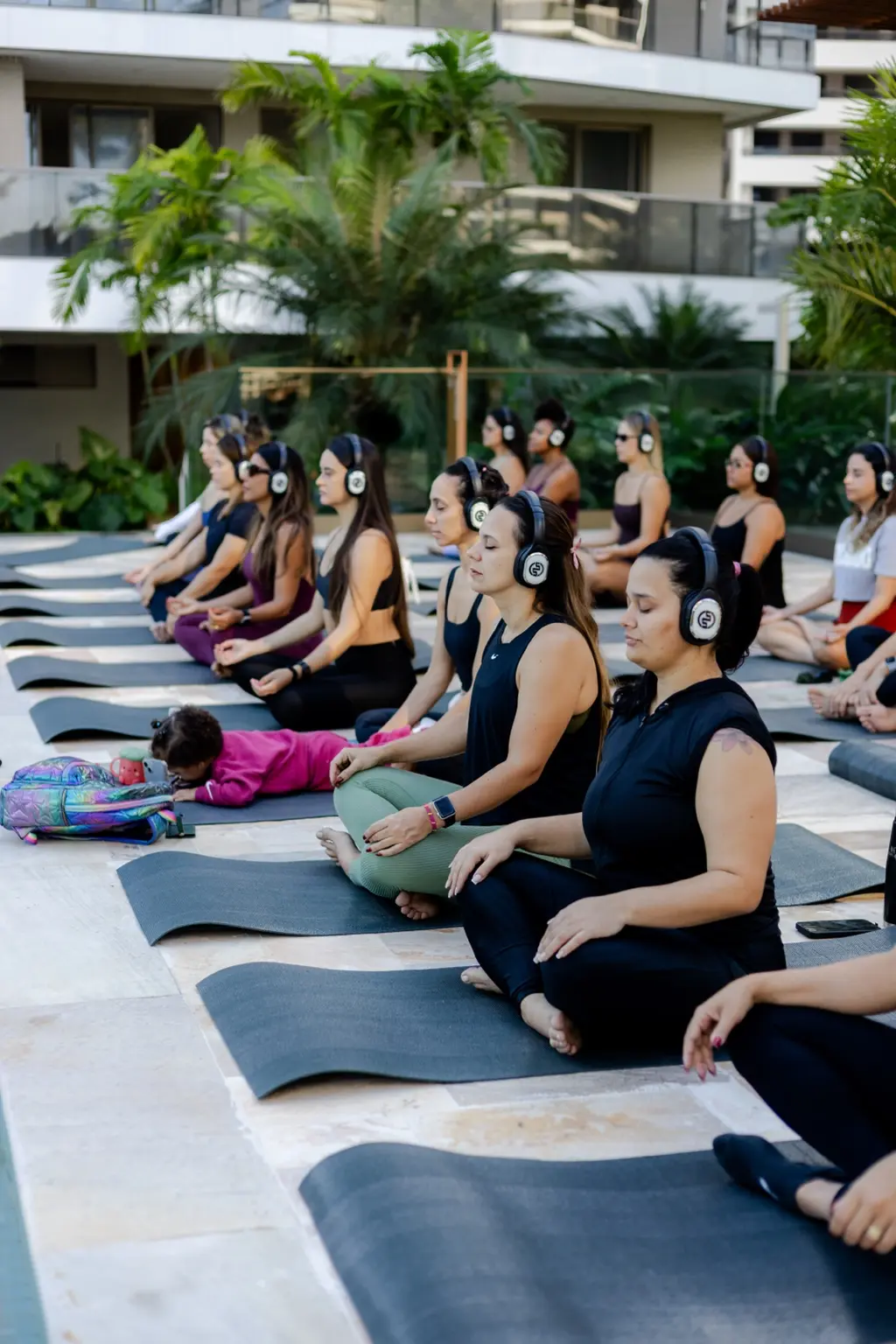 Participantes em uma experiência coletiva de meditação